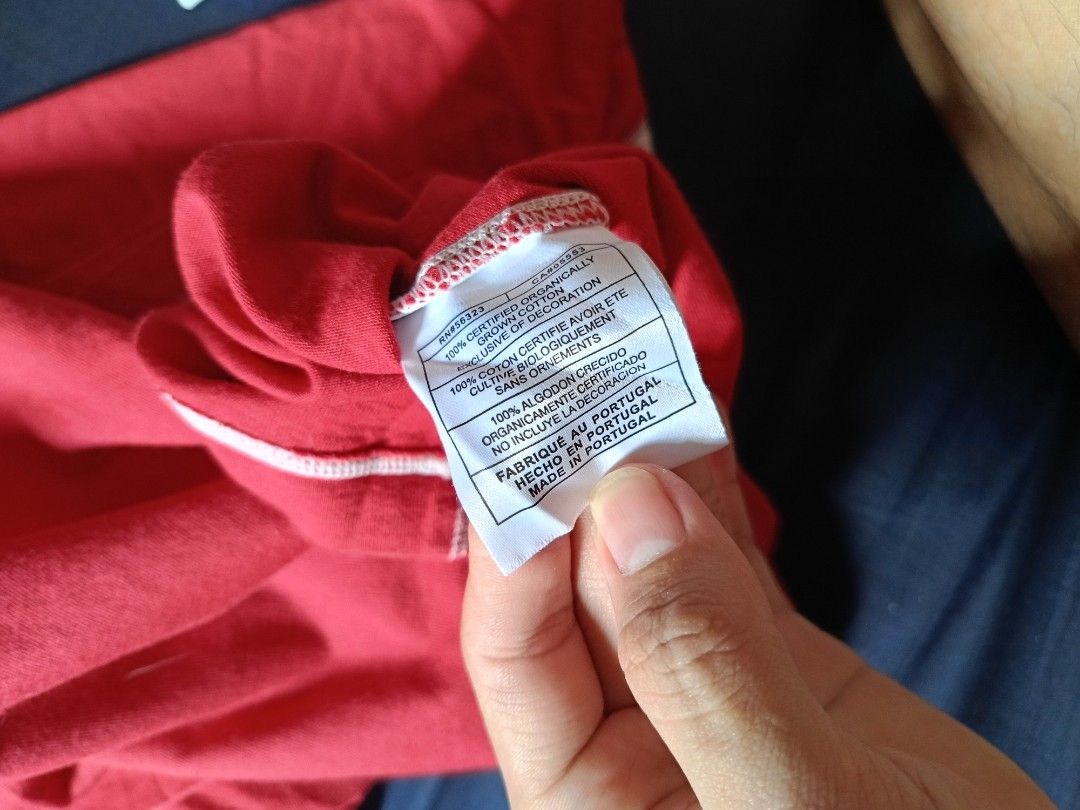 Nike y2k vneck (Category: Tshirts & Polo Shirts ) located in Quezon City. Submitted by tedthrift (Listing ID 1468734317, Image 3). Description: VTG Nike v neck good condi 8/10 sign of use normal for VTG.