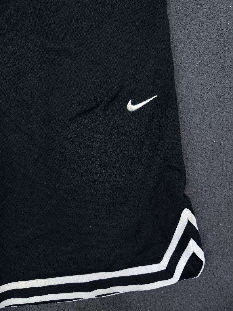 Nike Youth Drifit Shorts (Category: Shorts) located in Bulacan. Submitted by emilj23 (Listing ID 1468727815, Image 2). Description: Nike Youth Drifit Shorts Size XL on tag L 19 W 26-30 Leg Hole 10 Condition 9.5/10 Color rate 9.5/10 Issue Stains,runs.