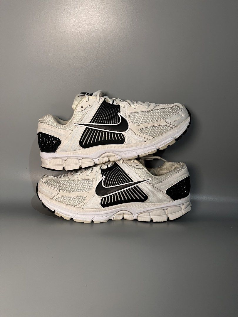 NIME VOMERO 5 “PANDA” (Category: Sneakers) located in Gingoog City. Submitted by zoronatics23 (Listing ID 1468805785, Image 2). Description: NIKE VOMERO 5 EXCELLENT CONDITION 9 US MENS ISSSUE: MID DRAGGING MINDANAO LOC.