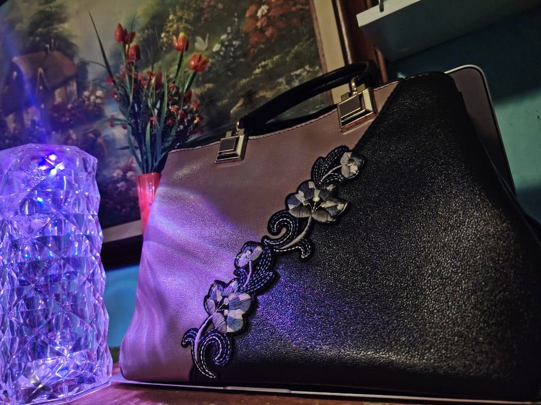 NoBrand Flower Bag (Category: Luxury Bags & Wallets) located in Bacoor. Submitted by sally_cars1 (Listing ID 1468858145, Image 2). Description: This is a very gorgeous bag! It might have no brand name but it sure does look good, inside and out! It does have a very unique patterns in the interior, it also has three compartments as seen in the photo! Ofcourse we offer a discount, and the next step is up to you! The decision's yours, babe!😋💖.