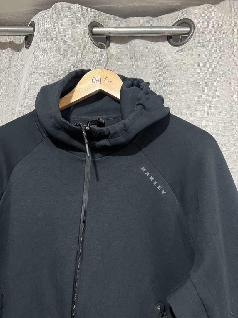 OAKLEY Techfleece type jacket! (Category: Coats, Jackets and Outerwear) located in General Trias. Submitted by luxfinds2019 (Listing ID 1468771118, Image 3). Description: Oakley jacket! 1999 shipped only! Techfleece type Large 22.5by28 Excellent to new 💯 Ganda 😎 Ang presko ng tela suotin Loc laguna Pm.