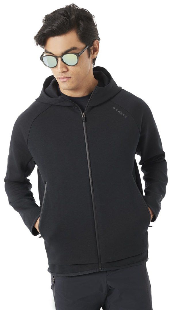 OAKLEY Techfleece type jacket! (Category: Coats, Jackets and Outerwear) located in General Trias. Submitted by luxfinds2019 (Listing ID 1468771118, Image 1). Description: Oakley jacket! 1999 shipped only! Techfleece type Large 22.5by28 Excellent to new 💯 Ganda 😎 Ang presko ng tela suotin Loc laguna Pm.