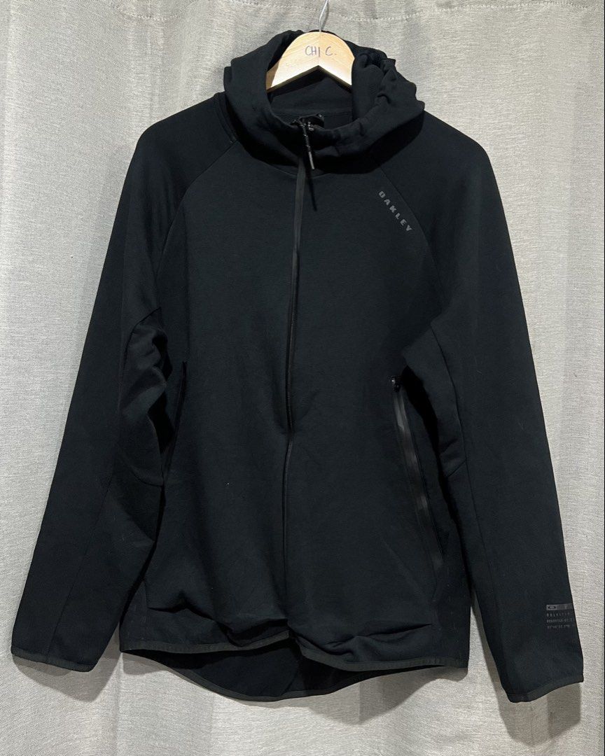 OAKLEY Techfleece type jacket! (Category: Coats, Jackets and Outerwear) located in General Trias. Submitted by luxfinds2019 (Listing ID 1468771118, Image 2). Description: Oakley jacket! 1999 shipped only! Techfleece type Large 22.5by28 Excellent to new 💯 Ganda 😎 Ang presko ng tela suotin Loc laguna Pm.