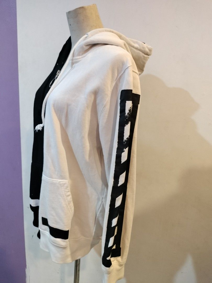 OFF WHITE Jacket (Category: Coats, Jackets and Outerwear) located in Quezon City. Submitted by dex.colletions (Listing ID 1468881990, Image 3). Description: authentic off white jacket X - XL.