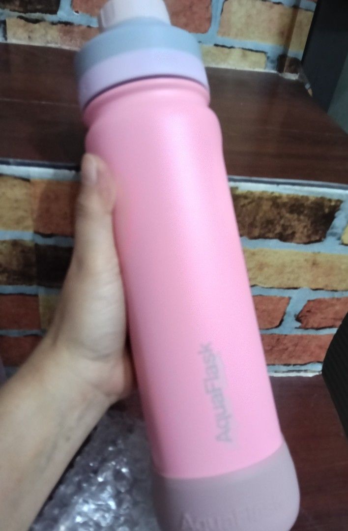 OG AquaFlask 22oz Colorwave (Category: Water Bottles & Tumblers) located in Manila. Submitted by akosimariengge (Listing ID 1468776032, Image 2). Description: Fixed price. As is OG AquaFlask 22oz, never been used. Ganda sa actual. •Payment 1st policy •No return, no exchange, no refund.