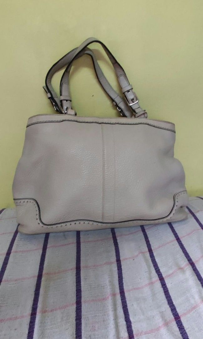 OG Coach hampton bag (Category: Tote Bags) located in Bacoor. Submitted by styleph (Listing ID 1468719281, Image 1). Description: needs cleaning. DM me for more pictures!.