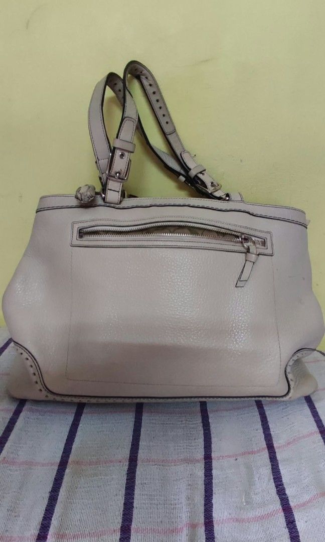 OG Coach hampton bag (Category: Tote Bags) located in Bacoor. Submitted by styleph (Listing ID 1468719281, Image 2). Description: needs cleaning. DM me for more pictures!.