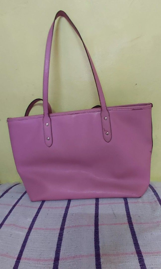OG Coach tote bag (Category: Tote Bags) located in Bacoor. Submitted by styleph (Listing ID 1468753717, Image 2). Description: .