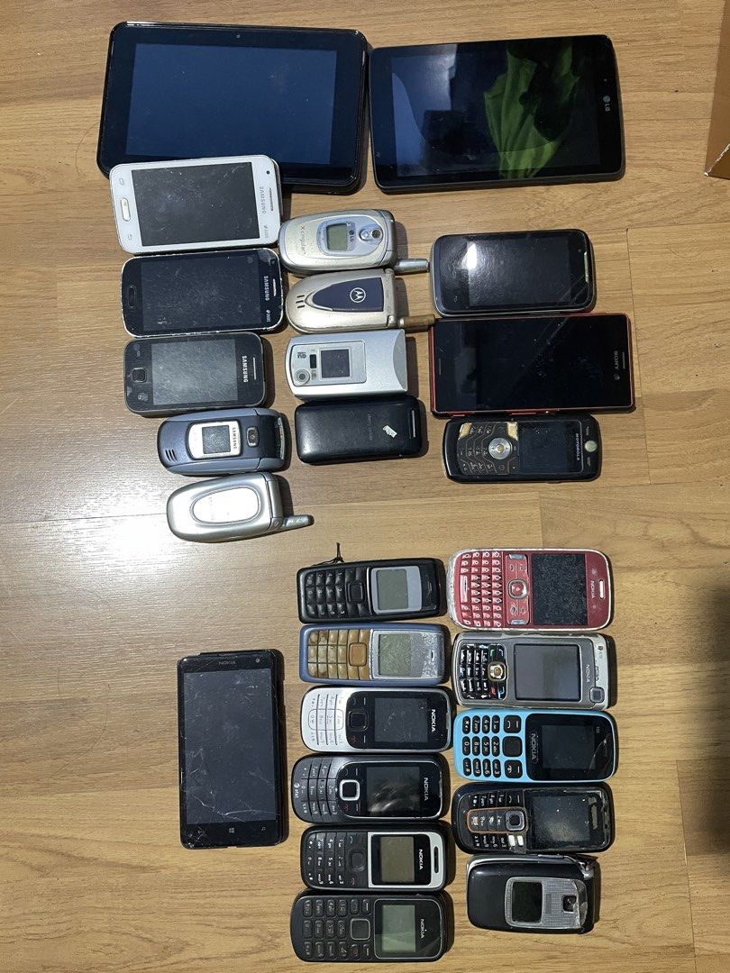 Old Mobile / Cellphone (Category: Early Generation Mobile Phones) located in Santa Rosa. Submitted by dee_ehm (Listing ID 1468800631, Image 1). Description: Drop your offer .
