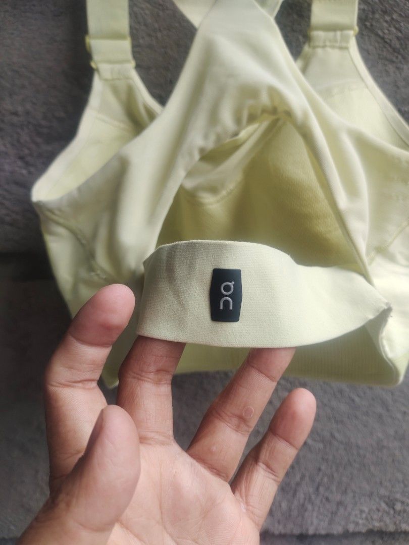 On cloud (Category: Activewear) located in Legazpi City. Submitted by jaycie.thrift23 (Listing ID 1468713759, Image 3). Description: on cloud excellent condition 12W 13L.