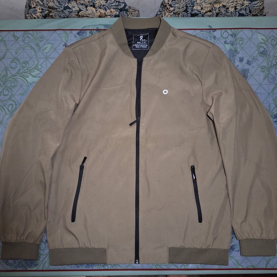 On (Run on Clouds Men) Bomber Jacket (Category: Coats, Jackets and Outerwear) located in Pasig City. Submitted by zelzelly (Listing ID 1468758409, Image 1). Description: On Run on clouds men RFS: Decluterring and no longer need • Swiss Engineering made in Vietnam • LT (Large Tall) size on tag • Khaki bomber jacket • Left and right inside pockets • Ballpen line minimal (slide 7) 📍Can do meetups in any LRT2 stations - Lalamove • Accepts cash on ha