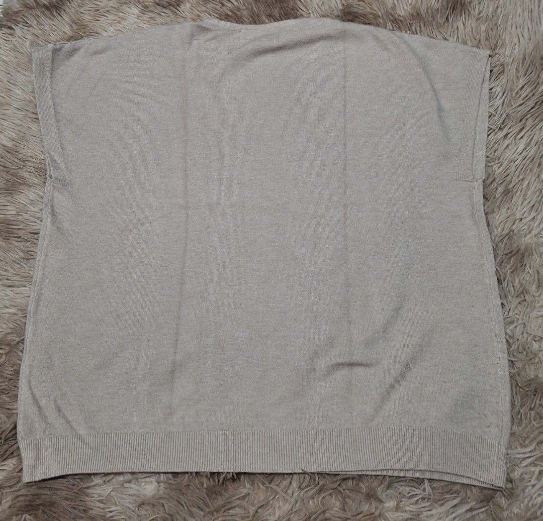 One K Knit Top (Category: Sleeveless) located in Quezon City. Submitted by ilovebigbrands (Listing ID 1468744907, Image 2). Description: Used twice. Can fit small(loose fitting) to large frame. High quality material. With signs of usage. (See last photo).