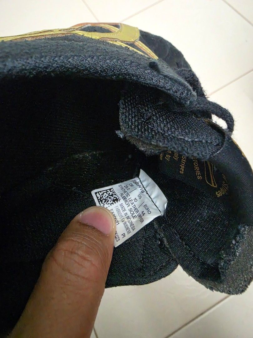 Onitsuka Tiger Black and Gold (Category: Sneakers) located in Paranaque City. Submitted by olracs_corner (Listing ID 1468816368, Image 2). Description: Size 10US / 44EURO / 28CM.
