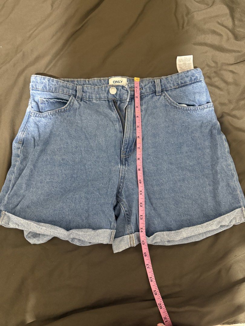 ONLY Denim Shorts Roll Cuff Light Blue (Category: Shorts) located in Quezon City. Submitted by turtleandfishes (Listing ID 1468718214, Image 3). Description: - Brand: ONLY - Style: Light wash denim shorts with cuffed hems - Design: Classic 5-pocket, button closure, zip fly, and back leather logo patch - Measurements (Flat Lay): Waist approx. 16 inches, Total length approx. 14.5 inches - Condition: Excellent.