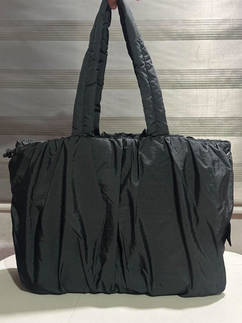 ORIGINAL ADIDAS TOTE BAG (Category: Tote Bags) located in Quezon City. Submitted by barbosac (Listing ID 1468902511, Image 3). Description: NO LAST PPRICE 1,590PHP FREE SF J&T ONLY.