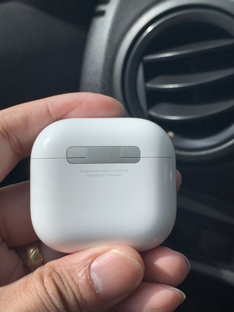 Original Apple Airpods 4 (Non ANC) (Category: Earphones) located in Makati City. Submitted by john15.5 (Listing ID 1468767248, Image 3). Description: Try Secondhand Original Apple Airpods 4 (Non ANC) for only Php 5500 -100% Original -Free Usb C cable -Free Silicon Case -Smoothness 96% Front & 97% Back -Good battery life -Matagal Malowbat, Mabilis magcharge -Good quality -Crisp Button -Actual Photo -Ready to use -No Box -No swap -Free Shipping via