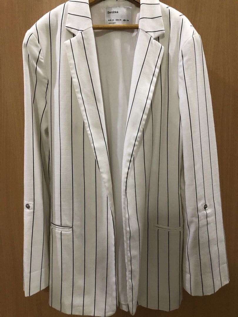 Original Bershka Blazer (Category: Coats, Jackets and Outerwear) located in Mandaluyong City. Submitted by bmorig (Listing ID 1468806520, Image 1). Description: declutter on hand manila.