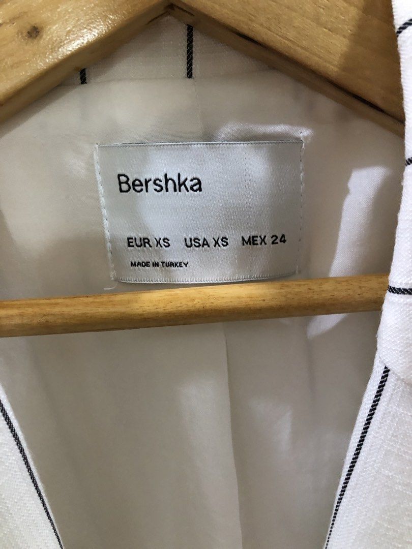 Original Bershka Blazer (Category: Coats, Jackets and Outerwear) located in Mandaluyong City. Submitted by bmorig (Listing ID 1468806520, Image 2). Description: declutter on hand manila.