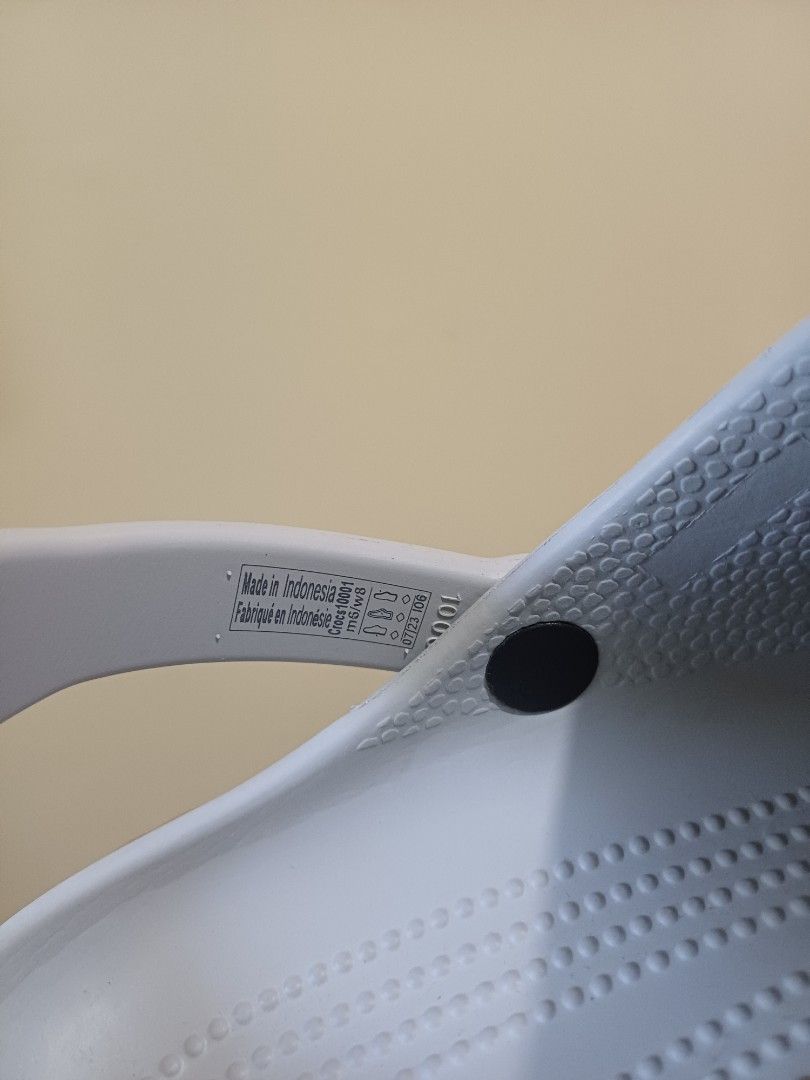 Original crocs classsic in atmosphere (Category: Flats & Sandals) located in Naguilian. Submitted by impulsive.buyer02 (Listing ID 1468765595, Image 3). Description: M6W8.