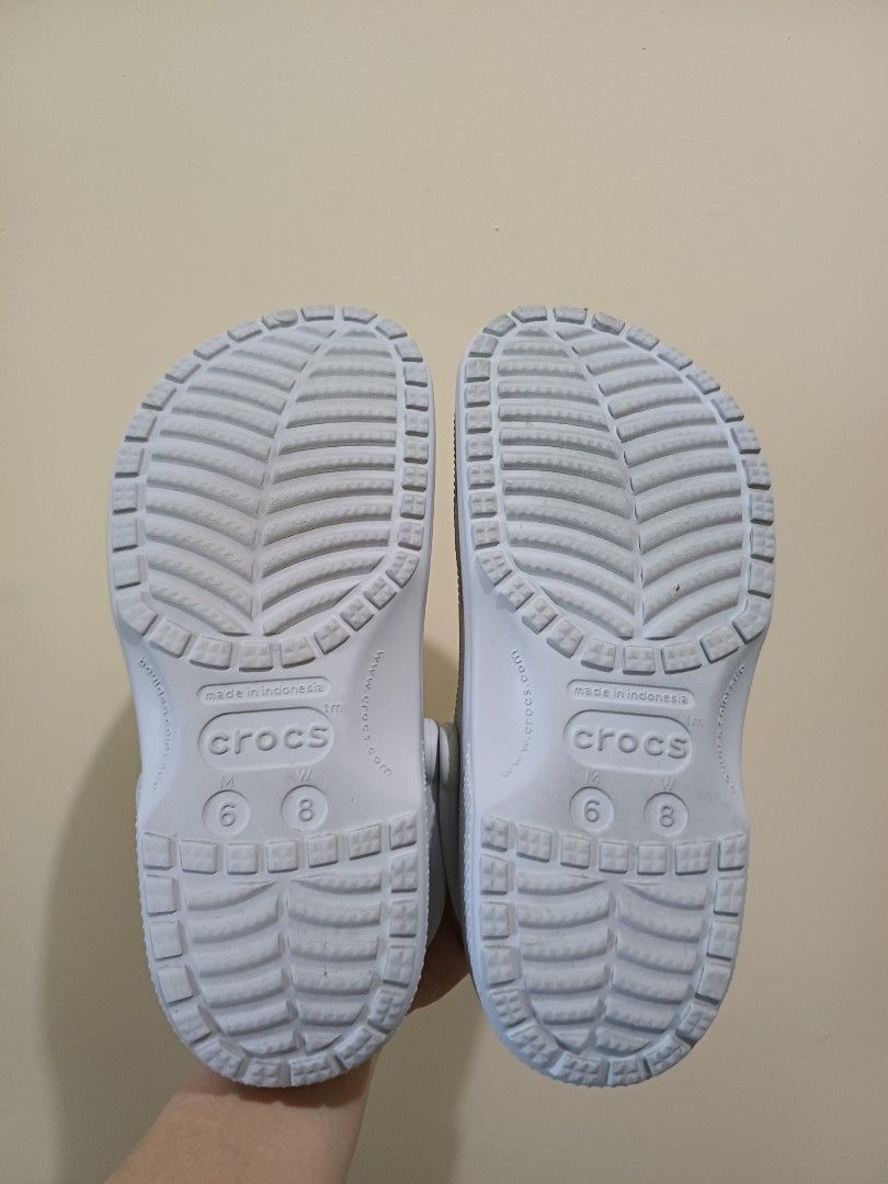 Original crocs classsic in atmosphere (Category: Flats & Sandals) located in Naguilian. Submitted by impulsive.buyer02 (Listing ID 1468765595, Image 2). Description: M6W8.