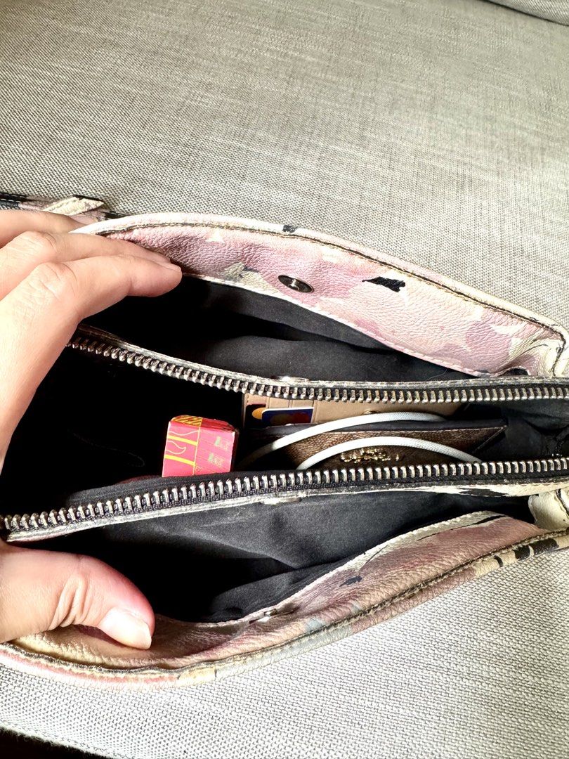 Original Nine West bag (Category: Cross-body Bags) located in Las Pinas. Submitted by yourdailyssentials (Listing ID 1468731759, Image 3). Description: Original Nine West bag ✅ 100% original, no to fake If you’re a girly tita, then you’d definitely love this bag for you 😉💯✨ - floral beige pink bag - preloved pero still looks good as new - sling bag / cross-body bag - imported from US - no issues - durable leather (hindi nag babakbak) - spacious