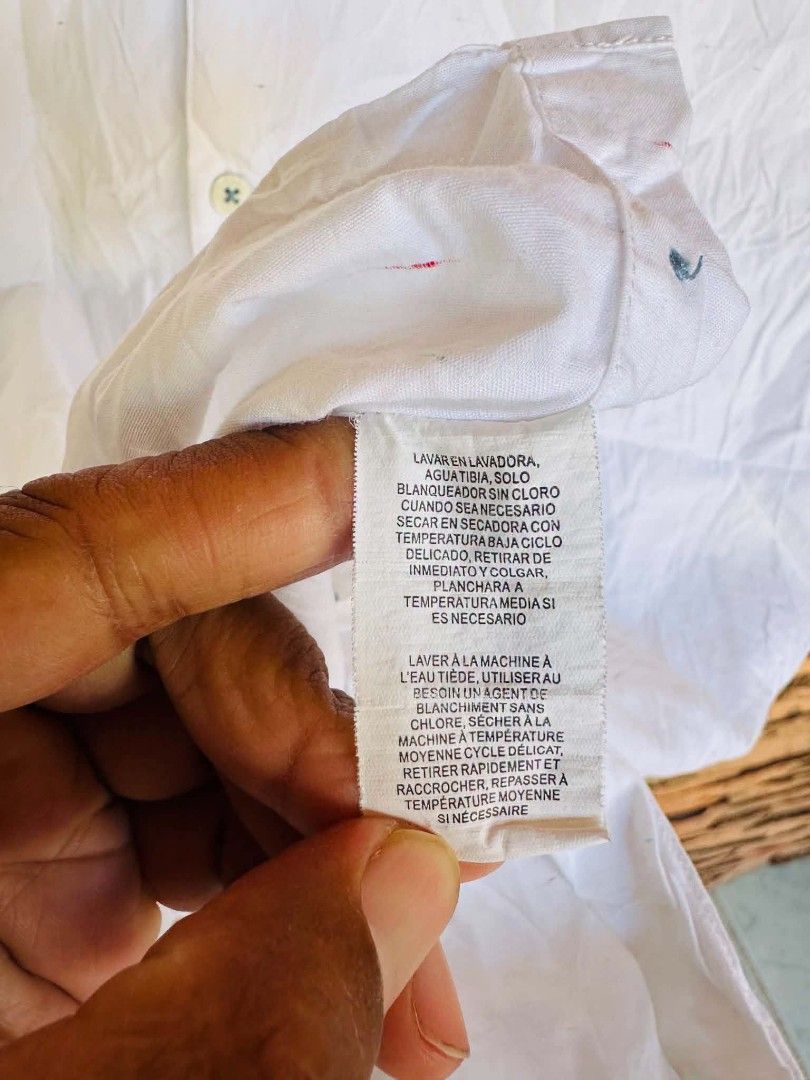 Original Penguin Heritage Slim Fit White Button Down Shirt (Category: Tshirts & Polo Shirts ) located in Santiago. Submitted by reyibanez253969 (Listing ID 1468802859, Image 3). Description: - Brand: Original Penguin - Color: Classic White - Fit: Heritage Slim Fit - Fit to large - Sleeve: Long sleeves with embroidered penguin logo on the cuff - Details: Branded front buttons and classic collar - Style: Versatile for casual or smart-casual outfits
