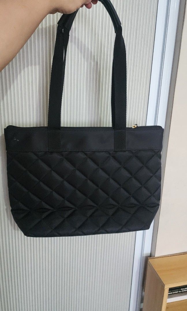 Original Tommy Hilfiger TH Quilted Tote Bag (Category: Tote Bags) located in Manila. Submitted by ragab1983 (Listing ID 1468719965, Image 2). Description: PAY FIRST - GCASH LALAMOVE READY LOC QUEZON CITY.