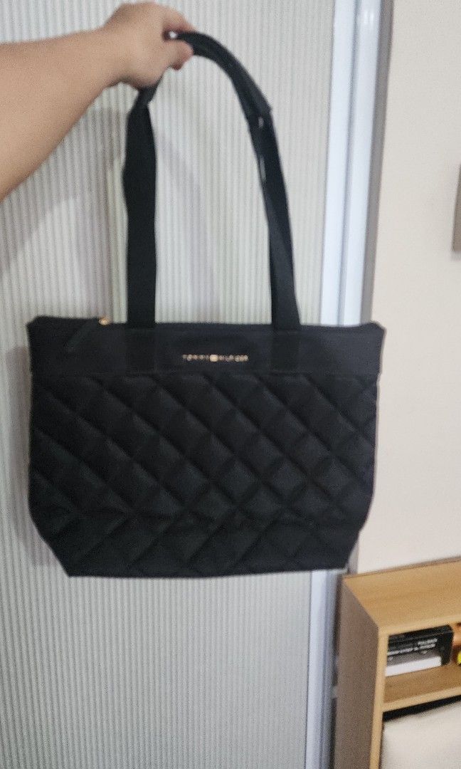 Original Tommy Hilfiger TH Quilted Tote Bag (Category: Tote Bags) located in Manila. Submitted by ragab1983 (Listing ID 1468719965, Image 1). Description: PAY FIRST - GCASH LALAMOVE READY LOC QUEZON CITY.