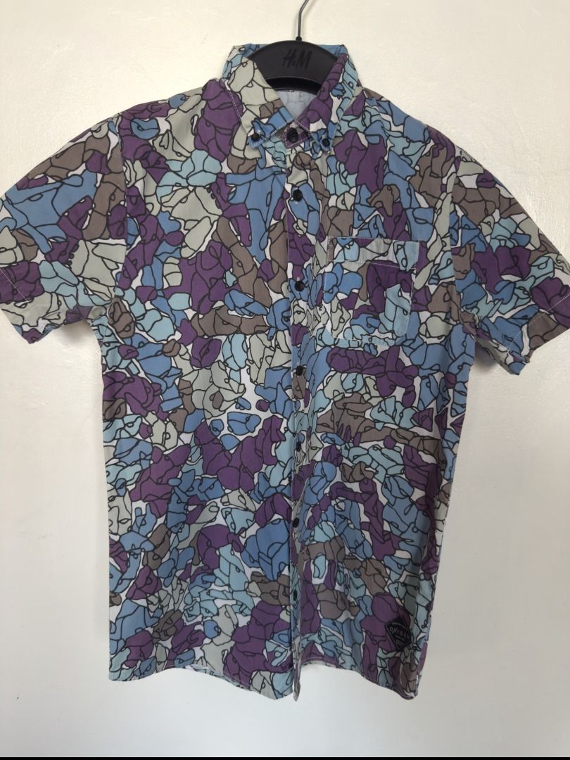 Oxygen Graphic Printed Button Up Polo (Category: Tshirts & Polo Shirts ) located in Vigan. Submitted by potcholo. (Listing ID 1468863879, Image 1). Description: Graphic Printed Button Up Polo For Men Brand: OXYGEN Size: SMALL on tag 19 x 27 359 pesos only No issues.