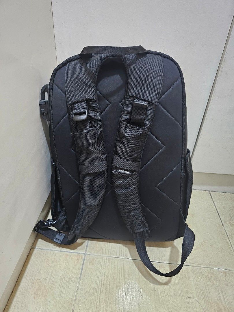 Pacsafe Anti-Theft Instasafe Black Backpack (Category: Backpacks) located in Malabon City. Submitted by alrolnik.fernando (Listing ID 1468818800, Image 2). Description: For sale Pacsafe Instasafe Backpack. 26 liters, black color, very good condition..