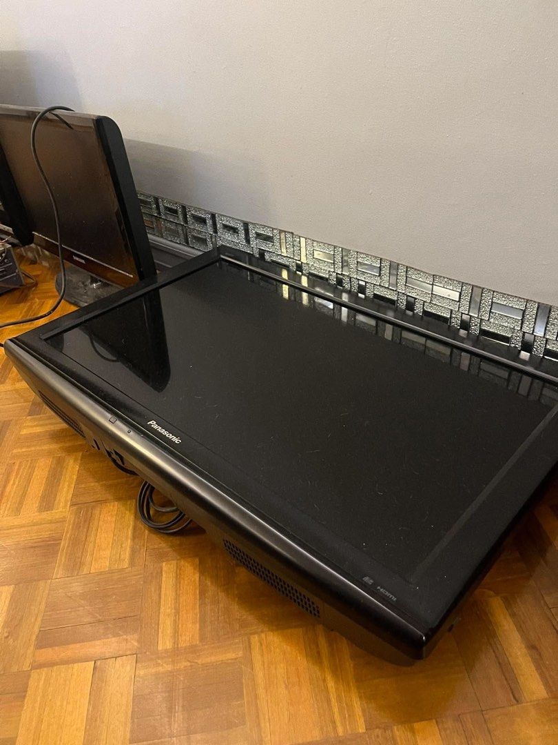 Panasonic TV (Category: TV) located in Makati City. Submitted by metriccoldwar26 (Listing ID 1468858665, Image 2). Description: For Sale: Panasonic TV 32 inches No stand Remote available but not working Loc: Paranaque/Pasay Price: 1,500.