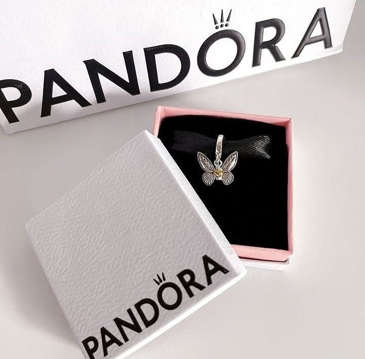 PANDORA BUTTERFLY CLUB (Category: Charms) located in Pasig City. Submitted by titalana2011991 (Listing ID 1468846210, Image 2). Description: with BOX AND PAPER BAG LALAMOVE DELIVERY PAY AS U ORDER ACTUAL PHOTO POSTED.