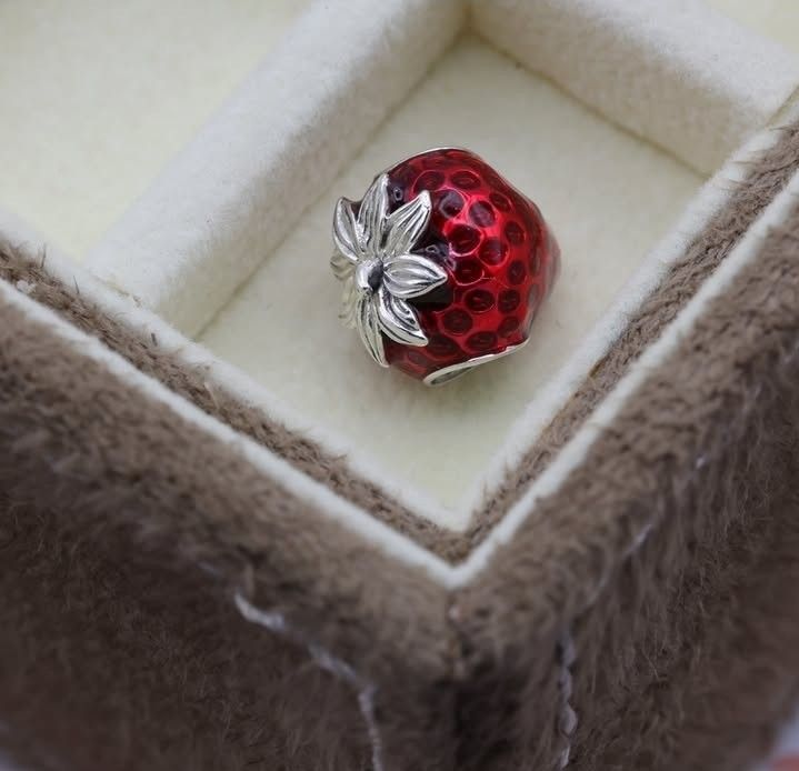 PANDORA STRAWBERRY CHARM (Category: Charms) located in Pasig City. Submitted by titalana2011991 (Listing ID 1468784314, Image 2). Description: .