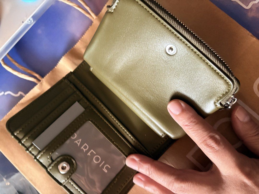Parfois Olive Green Croc-Embossed Wallet (Category: Wallets & Card holders) located in Imus. Submitted by roshyel (Listing ID 1468713647, Image 2). Description: Brand: Parfois Color: Olive green with croc-embossed texture and gold-tone logo Interior features: Multiple card slots, ID window, and a zippered coin compartment Inclusions: Original store receipt dated October 2026 from SM City Dasma Condition: Brand new Mode of delivery: Shipping via J