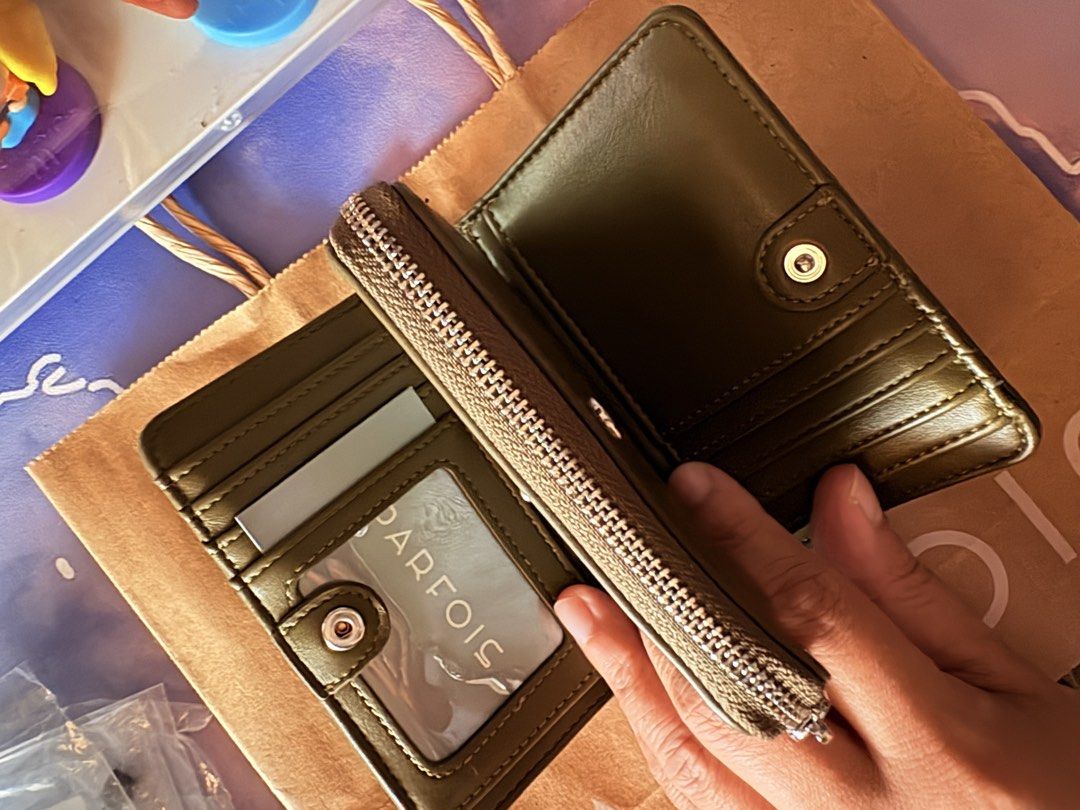Parfois Olive Green Croc-Embossed Wallet (Category: Wallets & Card holders) located in Imus. Submitted by roshyel (Listing ID 1468713647, Image 3). Description: Brand: Parfois Color: Olive green with croc-embossed texture and gold-tone logo Interior features: Multiple card slots, ID window, and a zippered coin compartment Inclusions: Original store receipt dated October 2026 from SM City Dasma Condition: Brand new Mode of delivery: Shipping via J