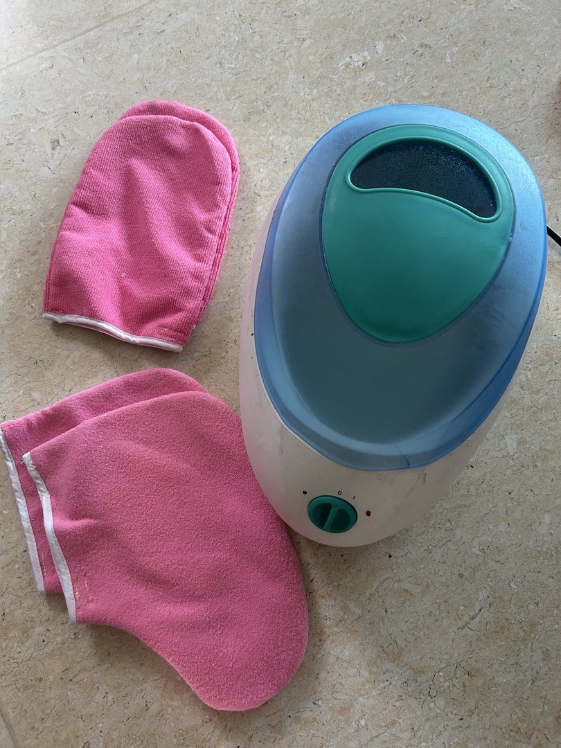Paraffin wax machine for hand and foot (Category: Hands & Nails) located in Manila. Submitted by chiccorner (Listing ID 1468778376, Image 2). Description: Includes 2 hand gloves and 2 foot gloves Good condition Slightly used ( small crack on the cover).