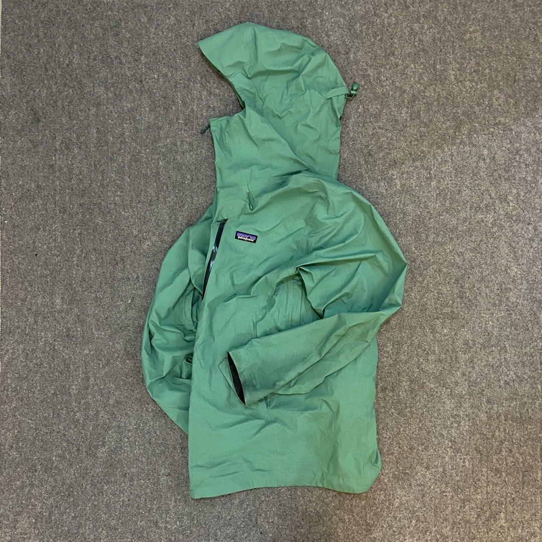 Patagonia Granite Crest Rain Jacket (Category: Coats, Jackets and Outerwear) located in Mabalacat. Submitted by alternativegoodsco (Listing ID 1468903615, Image 1). Description: OFFCOURSE THIS IS NEGOTIABLE DO OFFER TO FAST TRANSACT!.
