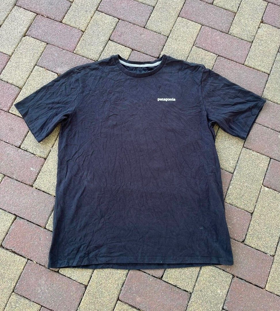 Patagonia P-6 Logo (Category: Activewear) located in Davao. Submitted by thriftnijanny (Listing ID 1468837126, Image 1). Description: 📌Patagonia P-6 Logo #2 size L 22x28.5 Excellent Condi Color rate:9.8/10 issue: None.