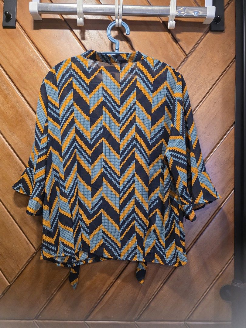 Pattern top （分類：襯衫）位於 Hong Kong。 由 mimlmiml 提交（商品編號 1468901279，圖片 2）。簡介： Chest: 38 inches (胸圍: 38 吋) Length: 23 inches (長度: 23 吋)。