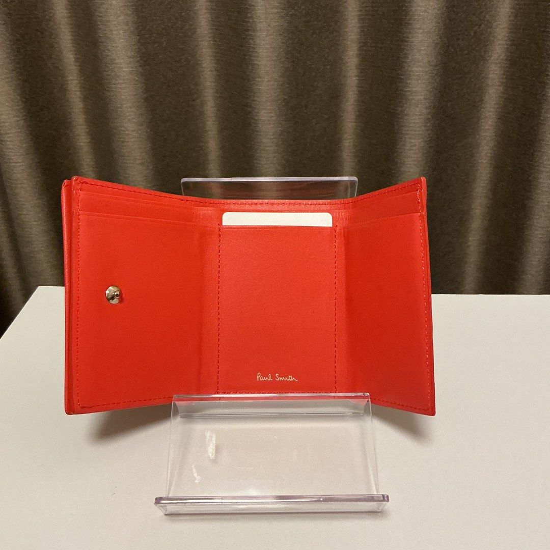 Paul Smith compact wallet (Category: Wallets & Card holders) located in Quezon City. Submitted by hintstreet (Listing ID 1468712863, Image 3). Description: Super sale na since nag fade ng konti ang gilid but hindi naman noticeable Cash and card slot is still in very good condition.