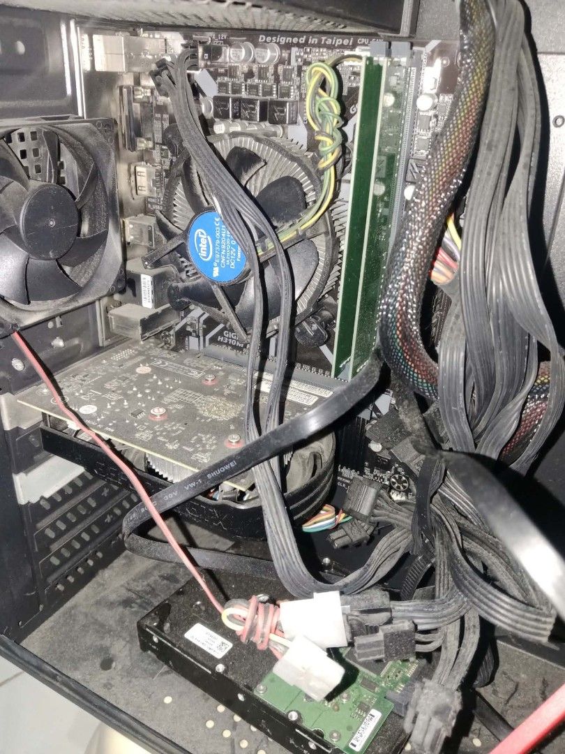 PC SET FIXED PRICE (Category: Desktops) located in Quezon City. Submitted by adriannapay (Listing ID 1468837393, Image 3). Description: • Processor: Intel(R) Core(TM) i3-9100F CPU @ 3.60GHz (3.60 GHz) • Installed RAM: 16.0 GB • Graphics Card: NVIDIA GeForce GTX 1650 • Storage: 578 GB total capacity (42 GB used) • System Type: 64-bit operating system, x64-based processor • Edition: Windows 11 Pro SSD 120GB HHD 500GB Monitor - Model - E2212F Planar