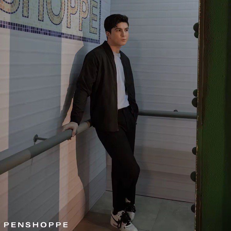 PENSHOPPE BASIC BOMBER JACKET (REGULAR FIT) (Category: Coats, Jackets and Outerwear) located in Manila. Submitted by declutterlord (Listing ID 1468916484, Image 3). Description: Brand: PENSHOPPE - Color: Black - Size: S - Condition: The fabric is still in 98% good condition.