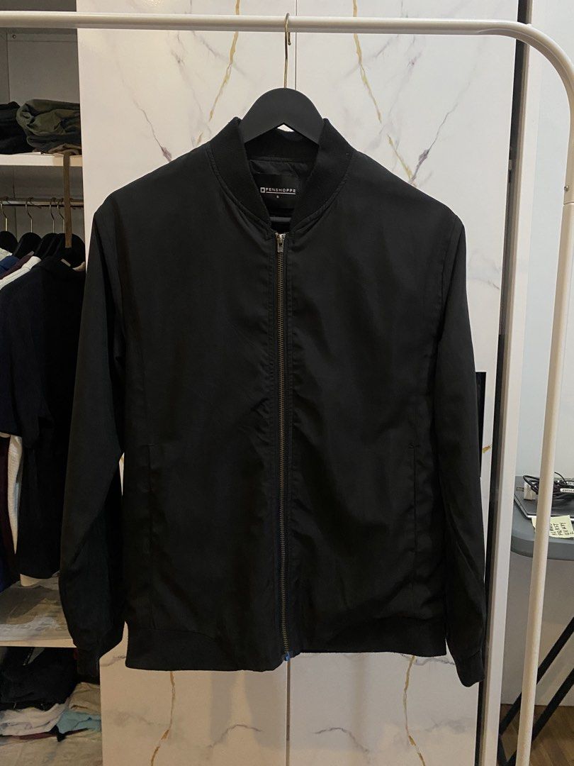 PENSHOPPE BASIC BOMBER JACKET (REGULAR FIT) (Category: Coats, Jackets and Outerwear) located in Manila. Submitted by declutterlord (Listing ID 1468916484, Image 1). Description: Brand: PENSHOPPE - Color: Black - Size: S - Condition: The fabric is still in 98% good condition.