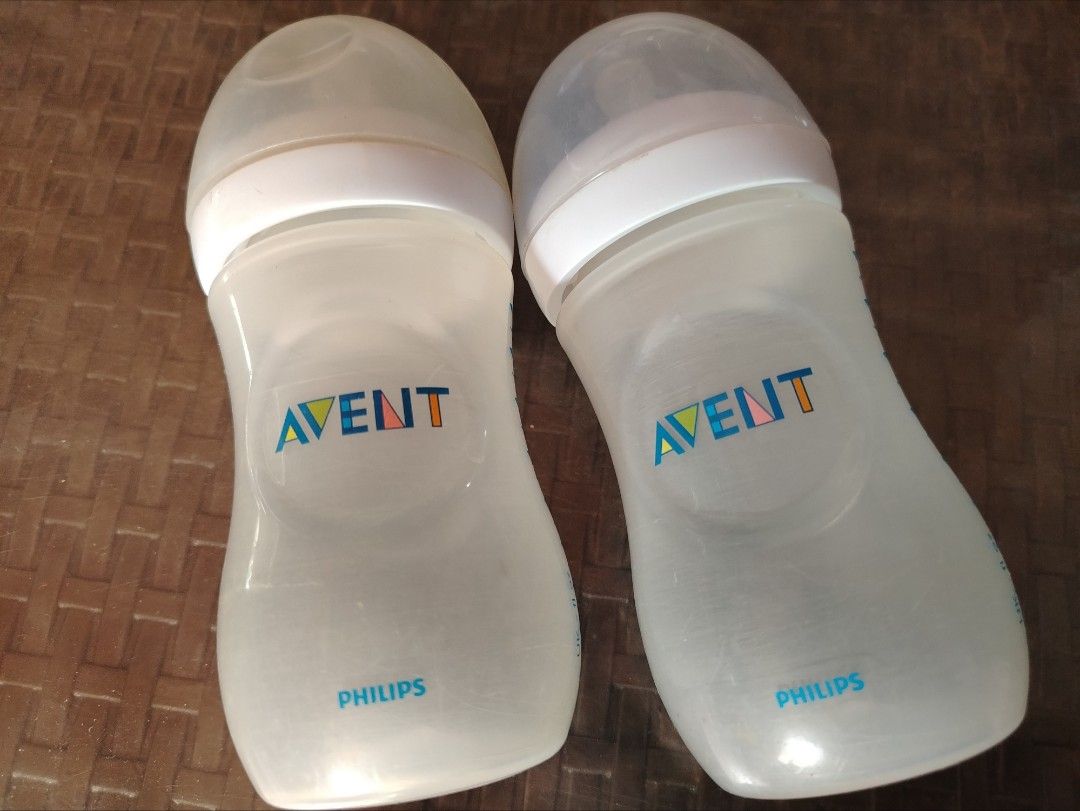 Philips Avent Bottles Pair (Category: Breastfeeding & Bottle Feeding) located in Bulacan. Submitted by seohyekyo (Listing ID 1468738055, Image 1). Description: hindi pwede sa maselan.
