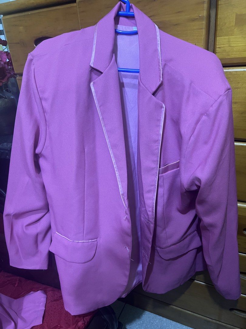 Pink Blazer Jacket with Satin Lapel Trim (Category: Coats, Jackets and Outerwear) located in Carmona. Submitted by tonette95 (Listing ID 1468784539, Image 1). Description: - Style: Single-breasted pink blazer jacket - Details: Elegant satin trim on lapels and pocket flaps - Pockets: Functional front flap pockets on both sides - Fit: Structured shoulders with long sleeves - Comfort: Lightweight fabric with a smooth inner lining - Versatility: Perf