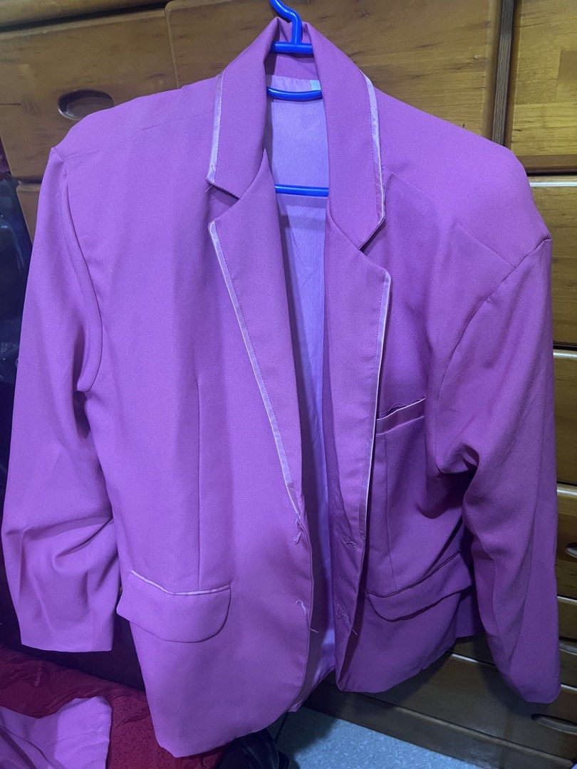 Pink Blazer Jacket with Satin Lapel Trim (Category: Coats, Jackets and Outerwear) located in Carmona. Submitted by tonette95 (Listing ID 1468784539, Image 2). Description: - Style: Single-breasted pink blazer jacket - Details: Elegant satin trim on lapels and pocket flaps - Pockets: Functional front flap pockets on both sides - Fit: Structured shoulders with long sleeves - Comfort: Lightweight fabric with a smooth inner lining - Versatility: Perf