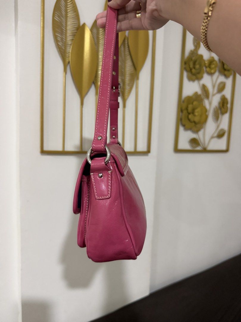 Pink Coach Turnlock legacy-like (Category: Luxury Bags & Wallets) located in Calbayog City. Submitted by incesrueda (Listing ID 1468850306, Image 2). Description: .