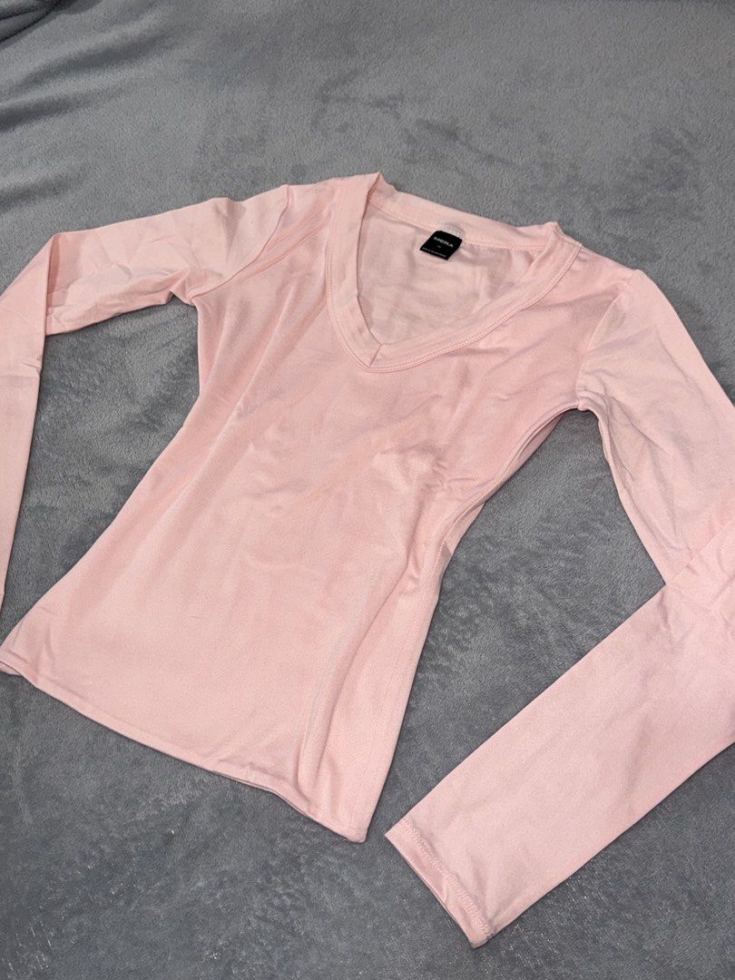 Pink Mera Evalina V-Neck Long-sleeved Top (Category: Longsleeves) located in Capas. Submitted by blesseee_d (Listing ID 1468925708, Image 2). Description: DM me! 💕.