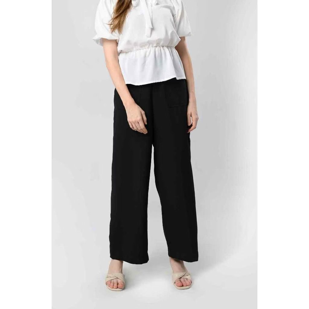 Plains & Prints Black Clustin Pants (Category: Jeans) located in Rizal. Submitted by yellowsandtea (Listing ID 1468762530, Image 1). Description: - Brand: Plains & Prints - Item: Black wide-leg pants - Size: PH S / UK 8 / US 4 - Condition: Brand new with tags attached, never worn - Details: High-waisted, front patch pockets, belt loops - Style: Versatile basic for work or casual days No issues. .