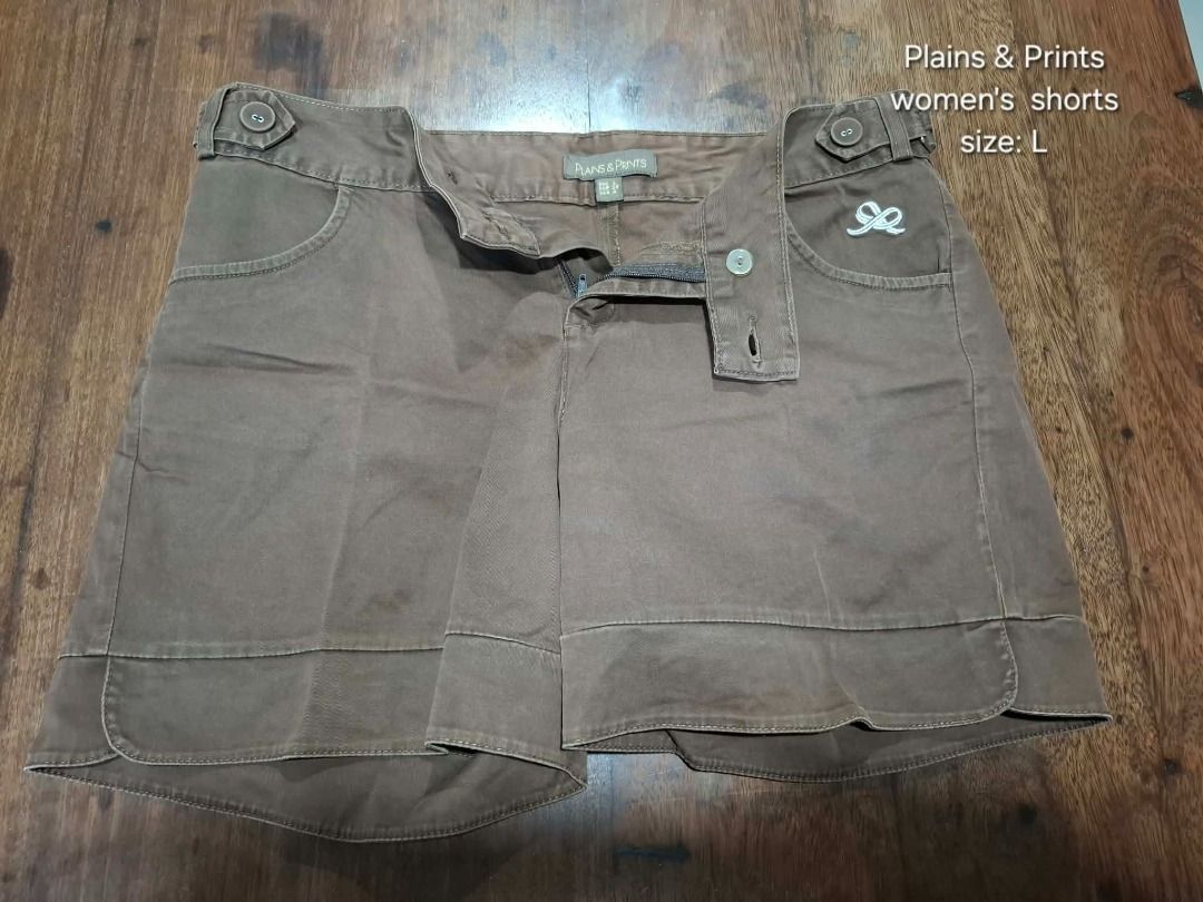 PLAINS & PRINTS Brown Shorts (Category: Shorts) located in Pasig City. Submitted by dripcounty (Listing ID 1468836641, Image 1). Description: PLAINS & PRINTS Brown Shorts ₱250 Size: Large Condition: Preloved; please check actual photos Brown shorts with side button tabs, belt loops and embroidered pocket detail. Actual item shown in photos. Delivery fee shouldered by buyer (Lalamove / other courier). Item price excludes delivery. Payment via cash